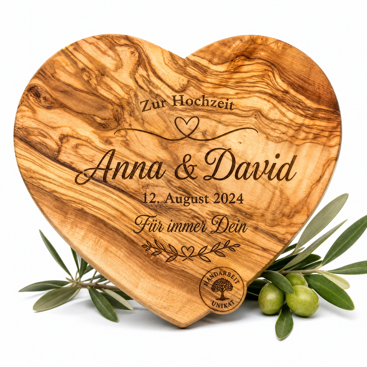 Herzform-Holzbrett – Hochzeitsgeschenk personalisiert aus Olivenholz